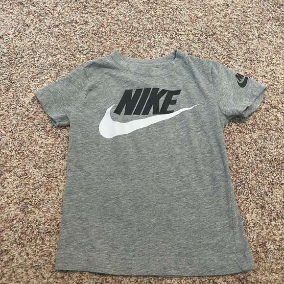 Nike Kids Gray T-Shirt - Picture 1 of 1